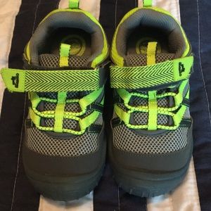 OshKosh sneakers size 11(toddler)